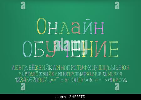 Banner formazione online, carattere russo multicolore su lavagna verde. Set vettoriale alfabeto e numeri disegnati a mano. Traduzione - formazione online Illustrazione Vettoriale