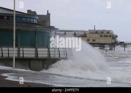 Aberystwyth Wales UK Weather 21st February 2022 . Storm FRANKLIN batte la costa occidentale della gran bretagna vento forza di vento raggiungendo 80 mph strappa ardesia da alti edifici vittoriani, pali di bandiera sono scattati come bastoni di partita e grandi onde smash sul lungomare causando altri danni. Credit: mike davies/Alamy Live News Foto Stock