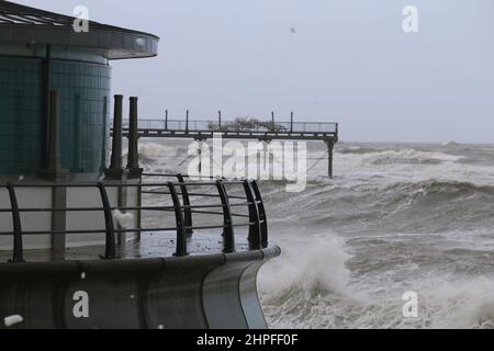 Aberystwyth Wales UK Weather 21st February 2022 . Storm FRANKLIN batte la costa occidentale della gran bretagna vento forza di vento raggiungendo 80 mph strappa ardesia da alti edifici vittoriani, pali di bandiera sono scattati come bastoni di partita e grandi onde smash sul lungomare causando altri danni. Credit: mike davies/Alamy Live News Foto Stock