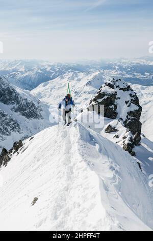 Sci alpinismo nella riserva naturale di Aiguilles Rouges, Chamonix, Francia Foto Stock