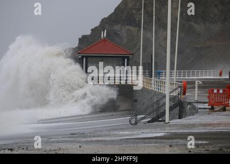 Aberystwyth Wales UK Weather 21st February 2022 . Storm FRANKLIN batte la costa occidentale della gran bretagna vento forza di vento raggiungendo 80 mph strappa ardesia da alti edifici vittoriani, pali di bandiera sono scattati come bastoni di partita e grandi onde smash sul lungomare causando altri danni. Credit: mike davies/Alamy Live News Foto Stock