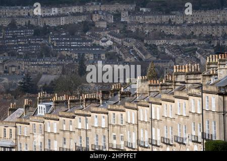 Viste da Bathwick Hill sono case terrazzate in primo piano a Dunsford Place su Bathwick Hill e in lontananza, un paesaggio urbano di proprietà collinari intorno alla città di Bath, il 19th febbraio 2022, a Bath, Inghilterra. La città termale di Bath era in epoca romana conosciuta come Aquae Sulis ('le acque di Sulis' c. 60 d.C.) e nel 2019 la sua popolazione era di 101.106 abitanti. Foto Stock