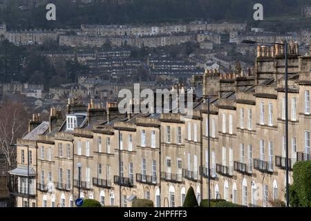 Viste da Bathwick Hill sono case terrazzate in primo piano a Dunsford Place su Bathwick Hill e in lontananza, un paesaggio urbano di proprietà collinari intorno alla città di Bath, il 19th febbraio 2022, a Bath, Inghilterra. La città termale di Bath era in epoca romana conosciuta come Aquae Sulis ('le acque di Sulis' c. 60 d.C.) e nel 2019 la sua popolazione era di 101.106 abitanti. Foto Stock