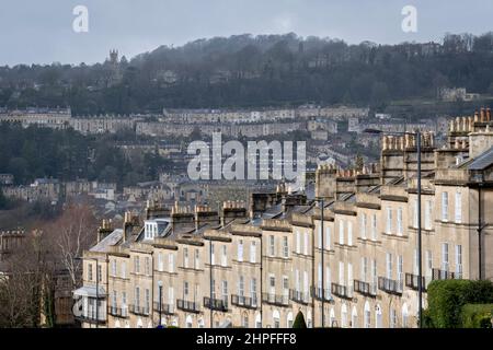 Viste da Bathwick Hill sono case terrazzate in primo piano a Dunsford Place su Bathwick Hill e in lontananza, un paesaggio urbano di proprietà collinari intorno alla città di Bath, il 19th febbraio 2022, a Bath, Inghilterra. La città termale di Bath era in epoca romana conosciuta come Aquae Sulis ('le acque di Sulis' c. 60 d.C.) e nel 2019 la sua popolazione era di 101.106 abitanti. Foto Stock