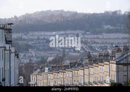 Viste da Bathwick Hill sono case terrazzate in primo piano a Dunsford Place su Bathwick Hill e in lontananza, un paesaggio urbano di proprietà collinari intorno alla città di Bath, il 19th febbraio 2022, a Bath, Inghilterra. La città termale di Bath era in epoca romana conosciuta come Aquae Sulis ('le acque di Sulis' c. 60 d.C.) e nel 2019 la sua popolazione era di 101.106 abitanti. Foto Stock