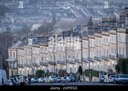 Viste da Bathwick Hill sono case terrazzate in primo piano a Dunsford Place su Bathwick Hill e in lontananza, un paesaggio urbano di proprietà collinari intorno alla città di Bath, il 19th febbraio 2022, a Bath, Inghilterra. La città termale di Bath era in epoca romana conosciuta come Aquae Sulis ('le acque di Sulis' c. 60 d.C.) e nel 2019 la sua popolazione era di 101.106 abitanti. Foto Stock