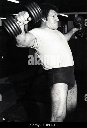 La leggenda del wrestling Bruno Sammartino lavora con pesi pesanti al Mid City Health Club di Midtown, Manhattan, New York. Foto Stock