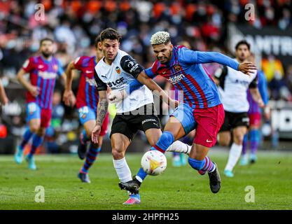 Valencia, Spagna, 20 febbraio 2022, Hugo duro di Valencia e Ronald Araujo del FC Barcellona durante il campionato spagnolo la Liga partita di calcio tra Valencia CF e FC Barcellona il 20 febbraio 2022 allo stadio Mestalla di Valencia, Spagna - Foto: Ivan Terron/DPPI/LiveMedia Foto Stock