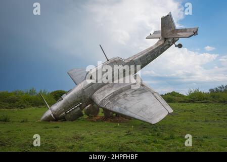 Replica in acciaio inossidabile di un Junkers 87 in mostra al di fuori del Battle of Britain Memorial a Capel-le-Ferne, Folkestone, Kent, Inghilterra, Regno Unito Foto Stock