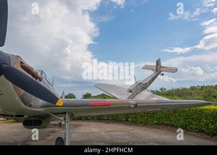 Replica Hawker Hurricane e Junker 87 in mostra al di fuori della Battaglia di Gran Bretagna Memorial a Capel-le-Ferne, Folkestone, Kent, Inghilterra, Regno Unito Foto Stock