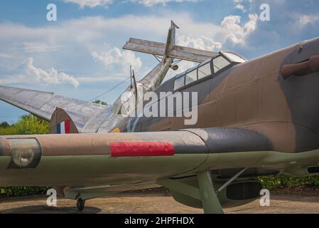 Replica Hawker Hurricane e Junker 87 in mostra al di fuori della Battaglia di Gran Bretagna Memorial a Capel-le-Ferne, Folkestone, Kent, Inghilterra, Regno Unito Foto Stock