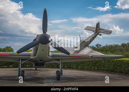 Replica Hawker Hurricane e Junker 87 in mostra al di fuori della Battaglia di Gran Bretagna Memorial a Capel-le-Ferne, Folkestone, Kent, Inghilterra, Regno Unito Foto Stock