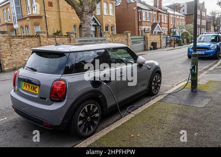 WIMBLEDON LONDRA, REGNO UNITO. 21 Febbraio, 2022. Un'auto collegata a un punto di ricarica elettrica a Wimbledon, nel sud-ovest di Londra, in quanto i proprietari di auto elettriche hanno segnalato un aumento dei furti di cavi con ladri che rubano il cavo necessario per ricaricare le auto, e vendendo il rame contenuto come rottami o sul mercato di seconda mano per fino a £200. Credit: amer Ghazzal/Alamy Live News Foto Stock