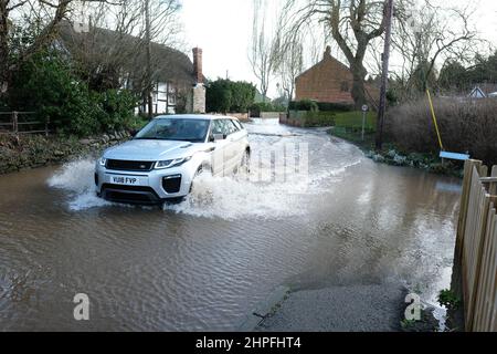 Eardisland, Herefordshire, Regno Unito - Lunedì 21st Febbraio 2022 - nonostante il villaggio abbia 'strada chiusa' segni un veicolo guida attraverso l'alluvione dal fiume Arrow nel villaggio di Eardisland dopo giorni di pioggia e tempeste. Foto Steven Maggio / Alamy Live News Foto Stock