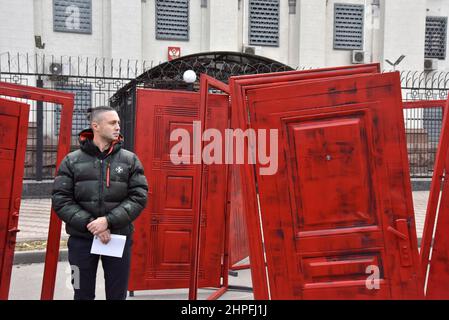 Non esclusiva: KYIV, UCRAINA - 21 FEBBRAIO 2022 - cantante capo della band Antitila Taras Topolia partecipa al raduno della Crimea 5 a sostegno della Th Foto Stock