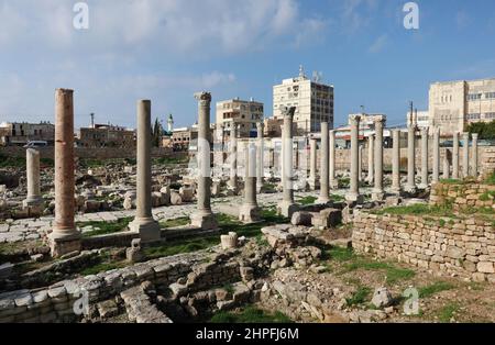 Tyr, Libano. 20th Feb 2022. Una vista del sito archeologico romano, Tyr, Libano, 20 febbraio 2022. Tyr (chiamato anche Sour) è la quarta città del Libano, dopo Beirut, Tripoli e Saida, e la capitale del Distretto Tyr nel Governatorato del Sud controllato da Hezbollah. (Foto di Elisa Gestri/Sipa USA) Credit: Sipa USA/Alamy Live News Foto Stock