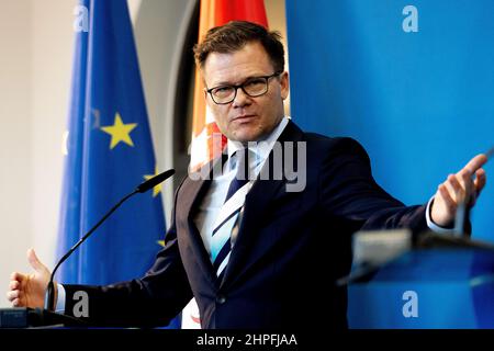 Potsdam, Germania. 21st Feb 2022. Carsten Schneider (SPD), ministro del Cancelliere e commissario federale del governo per la Germania orientale, interviene in una conferenza stampa congiunta dopo un incontro con Woidke, ministro del Brandeburgo. Credit: Carsten Koall/dpa/Alamy Live News Foto Stock