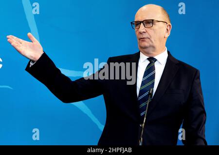 Potsdam, Germania. 21st Feb 2022. Dietmar Woidke (SPD), Ministro Presidente del Brandeburgo, interviene in una conferenza stampa a seguito di un incontro con Schneider, Ministro di Stato presso il Cancelliere tedesco e Commissario federale per il governo della Germania orientale. Credit: Carsten Koall/dpa/Alamy Live News Foto Stock