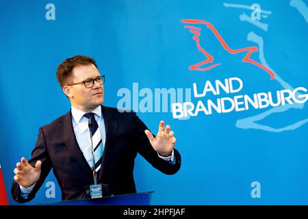 Potsdam, Germania. 21st Feb 2022. Carsten Schneider (SPD), ministro del Cancelliere e commissario federale del governo per la Germania orientale, interviene in una conferenza stampa congiunta dopo un incontro con Woidke, ministro del Brandeburgo. Credit: Carsten Koall/dpa/Alamy Live News Foto Stock