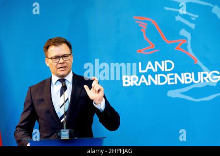 Potsdam, Germania. 21st Feb 2022. Carsten Schneider (SPD), ministro del Cancelliere e commissario federale del governo per la Germania orientale, interviene in una conferenza stampa congiunta dopo un incontro con Woidke, ministro del Brandeburgo. Credit: Carsten Koall/dpa/Alamy Live News Foto Stock