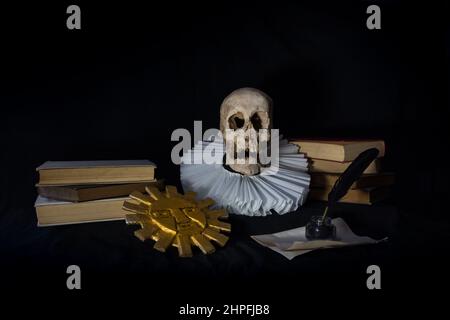 Libri con un cranio umano, un ruff e il sole Inca, simboli della letteratura universale. Giorno del libro Foto Stock