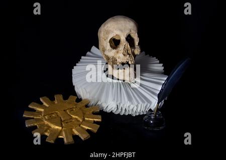 Libri con un cranio umano, un ruff e il sole Inca, simboli della letteratura universale. Giorno del libro Foto Stock