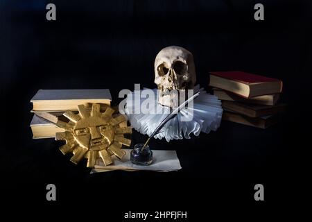 Libri con un cranio umano, un ruff e il sole Inca, simboli della letteratura universale. Giorno del libro Foto Stock