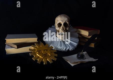 Libri con un cranio umano, un ruff e il sole Inca, simboli della letteratura universale. Giorno del libro Foto Stock