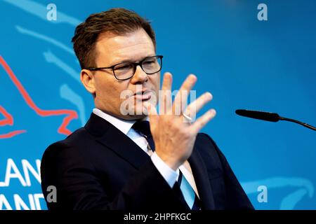 Potsdam, Germania. 21st Feb 2022. Carsten Schneider (SPD), ministro del Cancelliere e commissario federale del governo per la Germania orientale, interviene in una conferenza stampa congiunta dopo un incontro con Woidke, ministro del Brandeburgo. Credit: Carsten Koall/dpa/Alamy Live News Foto Stock