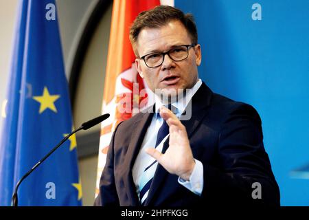 Potsdam, Germania. 21st Feb 2022. Carsten Schneider (SPD), ministro del Cancelliere e commissario federale del governo per la Germania orientale, interviene in una conferenza stampa congiunta dopo un incontro con Woidke, ministro del Brandeburgo. Credit: Carsten Koall/dpa/Alamy Live News Foto Stock