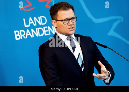 Potsdam, Germania. 21st Feb 2022. Carsten Schneider (SPD), ministro del Cancelliere e commissario federale del governo per la Germania orientale, interviene in una conferenza stampa congiunta dopo un incontro con Woidke, ministro del Brandeburgo. Credit: Carsten Koall/dpa/Alamy Live News Foto Stock