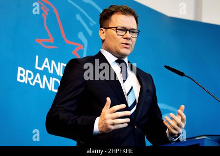 Potsdam, Germania. 21st Feb 2022. Carsten Schneider (SPD), ministro del Cancelliere e commissario federale del governo per la Germania orientale, interviene in una conferenza stampa congiunta dopo un incontro con Woidke, ministro del Brandeburgo. Credit: Carsten Koall/dpa/Alamy Live News Foto Stock