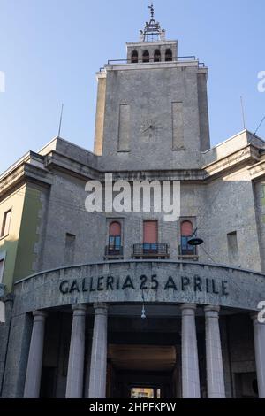 L'edificio maestoso della Galleria XXV Aprile: Un tipico esempio di architettura di epoca fascista nel centro storico di Cremona. Foto Stock