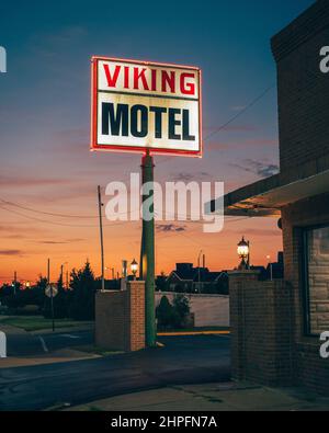 Cartello Viking Motel al tramonto, a Detroit, Michigan Foto Stock