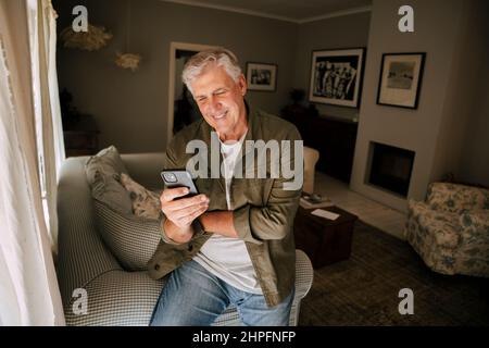 l'uomo anziano caucasico testando su dispositivo cellulare Foto Stock