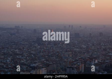 Grande città al tramonto. Silhouette di edifici dall'alto Foto Stock