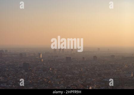 Grande città al tramonto. Silhouette di edifici dall'alto Foto Stock