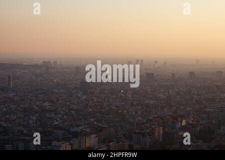 Grande città al tramonto. Silhouette di edifici dall'alto Foto Stock