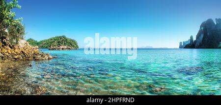 Panorama incredibile spiaggia tropicale sabbiosa in mare cristallino. Natura paesaggio panoramico Foto Stock