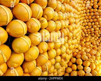 Limone giallo arrangiato a Menton, nel sud della Francia Foto Stock