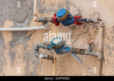 Manavgat, Turchia -29 gennaio 2022: Primo piano di vecchi rubinetti arrugginiti con acqua corrente su una casa Foto Stock