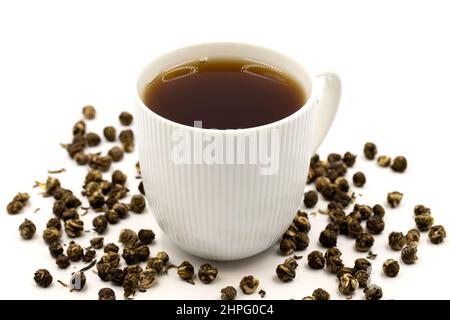 Jasmine Pearls tè verde su sfondo bianco. Tisana medicinale asiatico Foto Stock