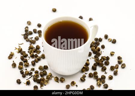 Jasmine Pearls tè verde su sfondo bianco. Tisana medicinale asiatico Foto Stock