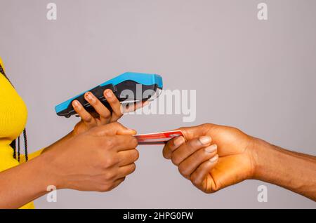 cliente che effettua il pagamento con carta utilizzando il punto vendita Foto Stock