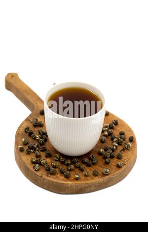 Jasmine Pearls tè verde su sfondo bianco. Tisana medicinale asiatico Foto Stock