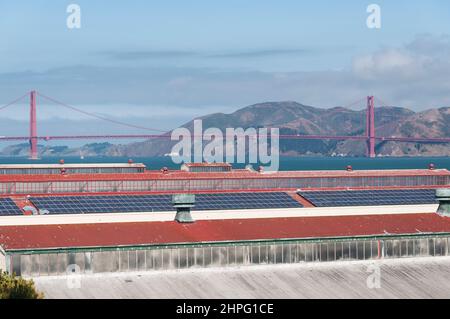 Gli storici edifici convertiti di Fort Mason con il ponte Golden Gate sullo sfondo della baia di san Francisco in una giornata di sole in california. Foto Stock