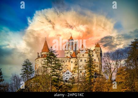 Tramonto mozzafiato sul Castello di Bran, Transilvania, Romania. Un edificio storico medievale conosciuto come Castello di Dracula. Foto Stock