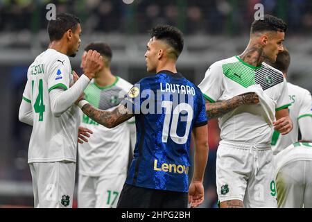 Milano, Italia. 20th Feb 2022. Lautaro Martinez (10) di Inter e Ruan Tressoldi (44) di Sassuolo ha visto nella Serie un incontro tra Inter e Sassuolo a Giuseppe Meazza di Milano. (Photo Credit: Gonzales Photo/Alamy Live News Foto Stock