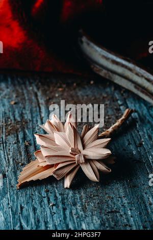 Primo piano di una tradizionale foglia di palma intrecciata spagnola, tipicamente benedetta la Domenica delle Palme, su una superficie rustica in legno Foto Stock