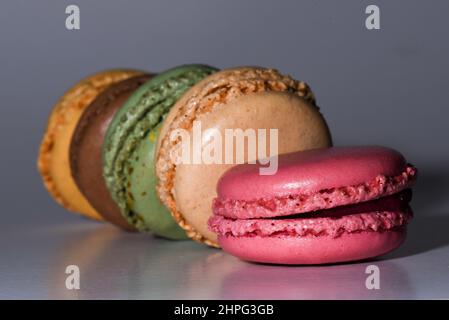 Den Helder, Paesi Bassi. Gennaio 2022. Una pila di macaron su sfondo grigio. Foto di alta qualità Foto Stock